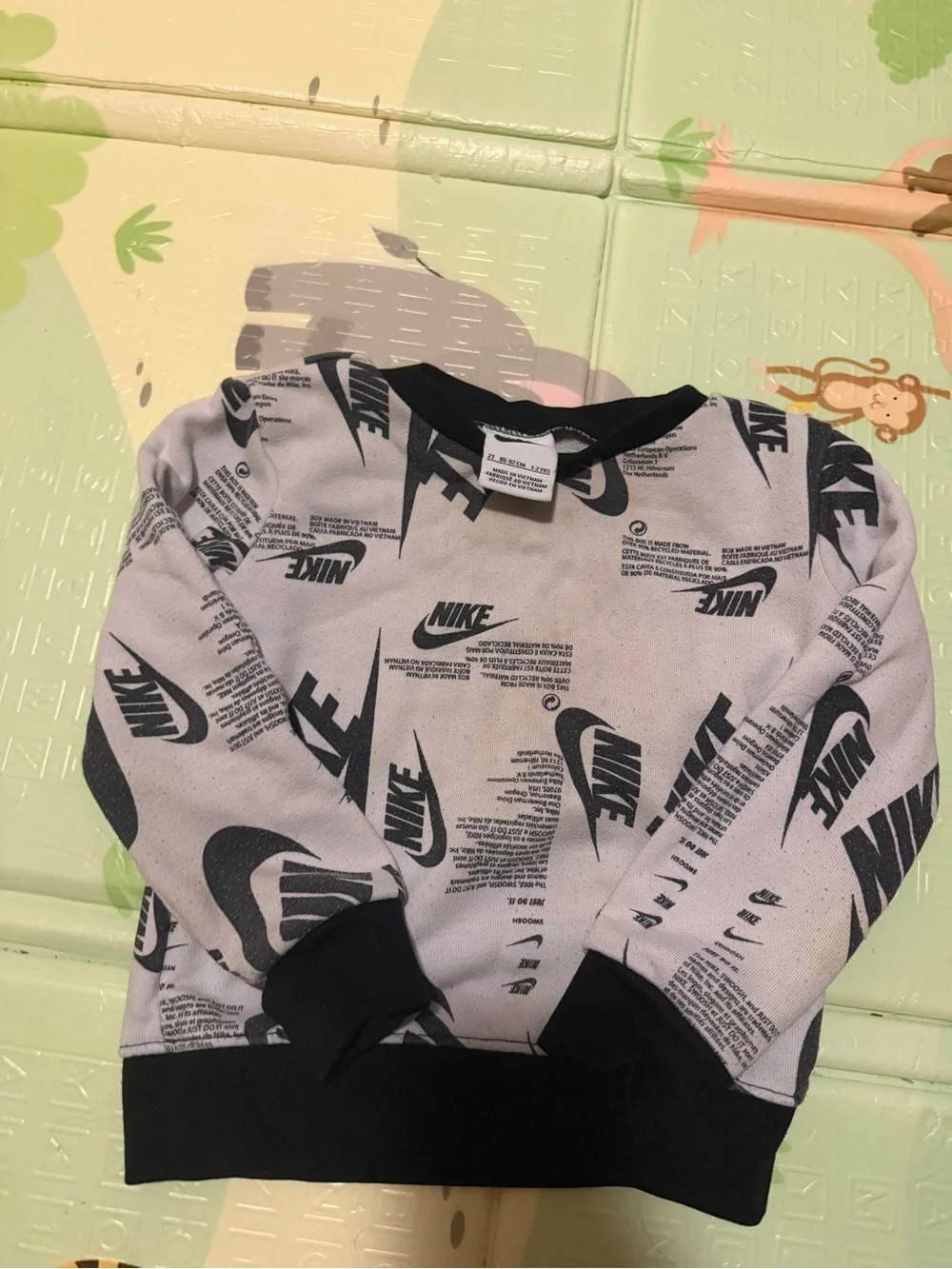 Nike Logo Print Sweatshirt in Light Gray and Black **play**